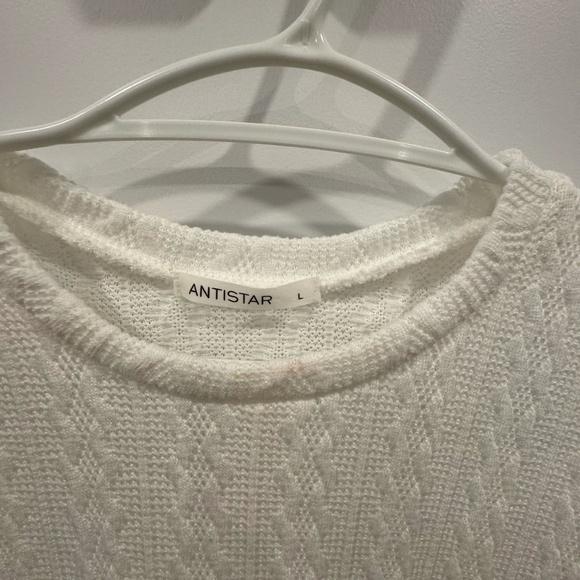 white cropped knit style shirt - Picture 2 of 2